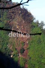 Foto-foto Pesawat Sukhoi yang Hancur Lebur