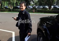 Dia mengaku heran mengapa pesawat turun ke ketinggian 6.000 kaki, padahal ketinggian gunung Salak 7.000 kaki.