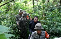 Tim SAR melakukan evakuasi melalui jalur darat.