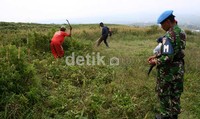 Beberapa anggota TNI dibantu masyarakat sedang menbuat Helipad. Ramses/detikcom