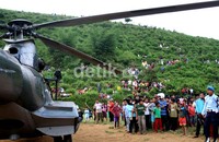 Sebuah helikopter yang akan mengevakuasi korban Sukhoi mendarat di sekitar sekolah SMP N 1 Cijeruk, Bogor, Jawa Barat. Ramses/detikcom.