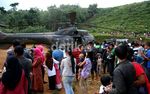 Warga Tonton Evakuasi Korban Sukhoi