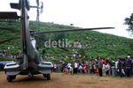 Warga Tonton Evakuasi Korban Sukhoi