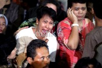 Keluarga berteriak histeris begitu melihat gambar jasad korban Sukhoi di TV.
