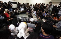 Keluarga korban Sukhoi terus memantau perkembangan melalui televisi di Halim Perdanah Kusuma, Jakarta.
