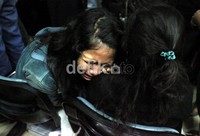 Para keluarga korban Sukhoi menangis tersedu-sedu. Ada yang berpelukan dan menenangkan.