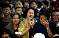 Korban Keluarga Sukhoi menangis tersedu-sedu.