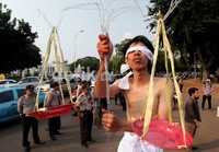 Pendemo juga mendesak presiden untuk memerintahkan Jaksa Agung untuk menyidik kasus-kasus HAM.