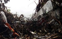 Serpihan-serpihan pesawat Sukhoi berserakan di tebing Gunung Salak, Bogor. Eko Sulistio/Relawan.