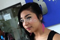 Anting buku berwarna pink milik Nikita. Gusmun/detikcom.