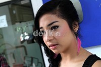 Anting buku berwarna pink milik Nikita. Gusmun/detikcom.