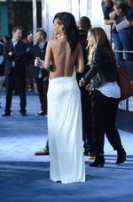 Rihanna Pamer Keindahan Kakinya