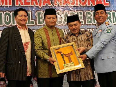 Hidayat Terima Keris dari BKPRMI