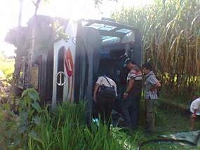 Bus Mira Terguling Gara-gara Sopir Mainan HP