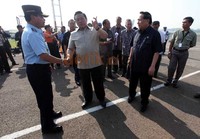 Sejak pagi tadi, mereka terlihat menyaksikan langsung proses penurunan dua kantung jenazah berwarna hitam dari landasan pacu Bandara Halim Perdanakusuma.