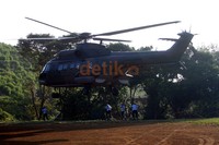 Pesawat Super Puma mendarat di sekitar lokasi jatuhnya pesawat naas di Bogor Jawa Barat. (Ramses/detikcom)
