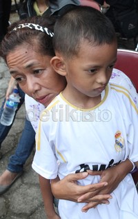 Mereka harus sabar menunggu karena proses identifikasi membutuhkan waktu yang lama
