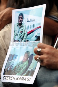 Mereka datang  ke RS Polri sambil membawa foto keluarganya yang menjadi korban jatuhnya Sukhoi Superjet 100