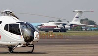 Pesawat angkut setipe Hercules yang tiba pagi tadi langsung dibawa masuk ke hangar selatan. Di sana lah kemungkinan helikopter yang dibawa secara pretelan itu dirakit kembali.