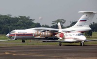 Sebelum kedatangan pesawat Ilyushin, 2 petugas KNKT Rusia telah lebih dulu diterbangkan dari Halim ke Cijeruk dengan menggunakan helikopter SAR.