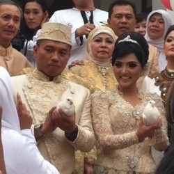 Pelepasan Sepasang Merpati Tutup Prosesi Akad Nikah Anang & Ashanty