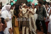 Anang pun mengekspresikan cintanya kepada Ashanty dengan mencium kecing sang ibunda baru anak-anaknya Aurel dan Azriel