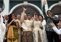 Diakhir acara, keduanya pun melambaikan tangannya kepada warga dan masyarakat yang turut menyaksikan acara akad nikah Anang dan Ashanty