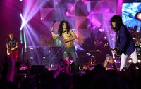 Konser tertunda satu jam dari jadwal yang terpampang dalam tiket yang seharusnya dimulai pukul 20.00 WIB.