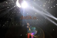 Konser dibuka dengan aksi para bintang tamu yang mengcover lagu-lagu Slank.
