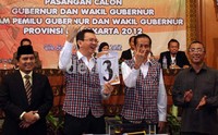 Jokowi mengangkat tangan bergaya metal anak band usai mendapat nomor urut 3.