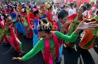 Tarian tradisional dari berbagai daerah Indonesia unjuk gigi disini.