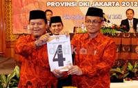 Alhamdulilah angka 4. Angka itu berarti 4 penjuru mata angin, artinya kita diterima semua pihak kalangan masyarakat, kata Hidayat setelah mendapat nomor urut 4.