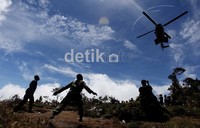 Helikopter dari TNI hilir mudik membawa para korban Shukoi naas.