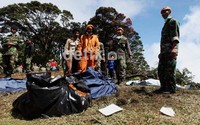 Tim evakuasi udara yang dikendalikan TNI AU dan Basarnas hari ini berhasil membawa 6 kantung jenasah dari dasar jurang lokasi jatuhnya Sukhoi SuperJet 100.