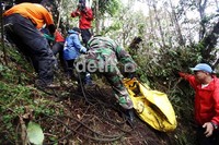 Hingga hari kelima pencarian korban kecelakaan pesawat Sukhoi masih terus dilakukan. Medan yang terjal membuat proses evakuasi berjalan lambat.