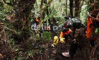 Tim evakuasi udara yang dikendalikan TNI AU dan Basarnas hari ini berhasil membawa 6 kantung jenasah dari dasar jurang lokasi jatuhnya Sukhoi SuperJet 100.