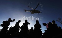 Tim SAR mengerahkan heli Puma dan Super Puma TNI AU untuk keperluan evakuasi korban dari lembah dan dasar jurang lokasi musibah di Gunung Salak, Bogor, ke Posko Cijeruk.