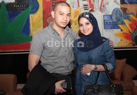 Sazni datang bersama seorang perempuan cantik yang mengenakan jilbab yang ternyata adalah kakaknya. Herianto Batubara/detikhot