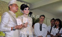 Tak lupa, keduanya pun memamerkan buku nikah mereka.