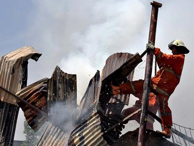 Gudang Barang Bekas Terbakar