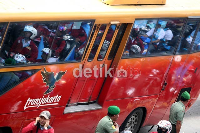 2 Bus TransJ Tabrakan di Grogol, Seorang Penumpang Luka