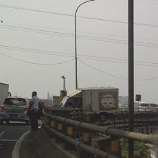Tabrak Pembatas Tol, Mobil Boks Nyangkut di Jalan Layang Pluit