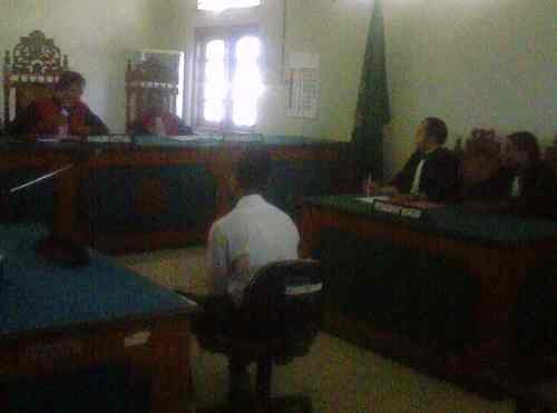 Bersandal Jepit, Rosidi Diadili Karena Ambil 1 Pohon Jati