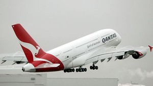 Blarr! Pesawat Qantas Disambar Geledek Saat Terbang