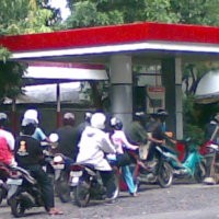 BBM Palangkaraya Dibatasi, Ratusan Kendaraan Antre di SPBU