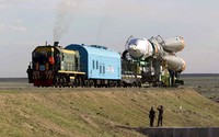 Roket Soyuz TMA-04M saat dibawa ke lokasi peluncuran di Baikonur Cosmodrome, Minggu (13/5/2012). Reuters/Shamil Zhumatov.