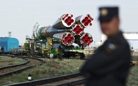 Soyuz TMA-04M dibawa ke lokasi peluncuran dengan pengawalan ketat. Reuters/Shamil Zhumatov.
