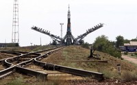 Roket yang diawaki Joseph Acaba Gennady Padalka dan Sergei Revin akan diluncurkan ke stasiun luar angkasa (ISS), Selasa (15/5/2012) waktu setempat. Reuters/Shamil Zhumatov.