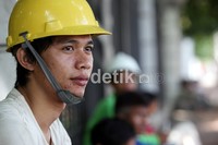 Meski tingkat resiko bahaya yang sangat tinggi, serta upah yang sangat minim, namun mereka tetap bekerja keras untuk membiayai keluarganya di kampung halaman.