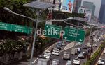 Lampu Sollar Cell Terangi Jalan Tol